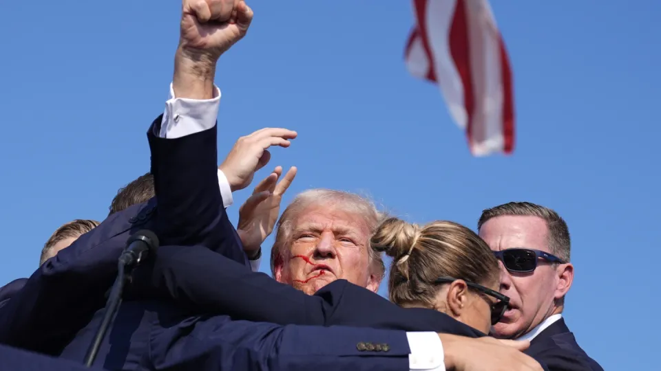 Trump shot at US election campaign rally