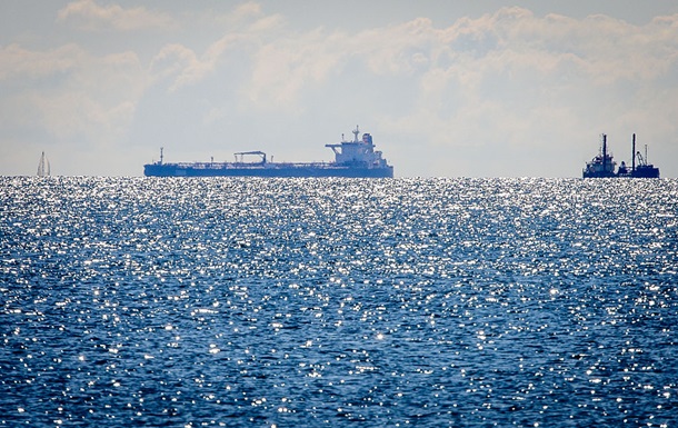US Eases Russian Oil Sanctions to Stabilize Energy Markets