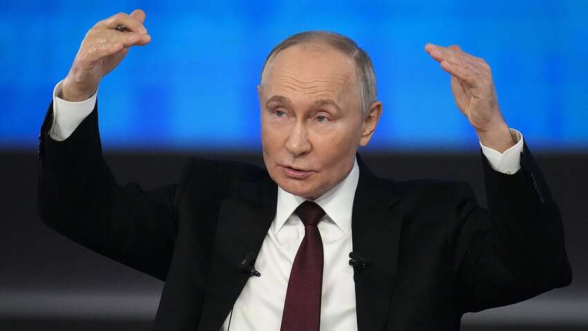 Russian Economy Contracts as Putin Admits Systemic Risks