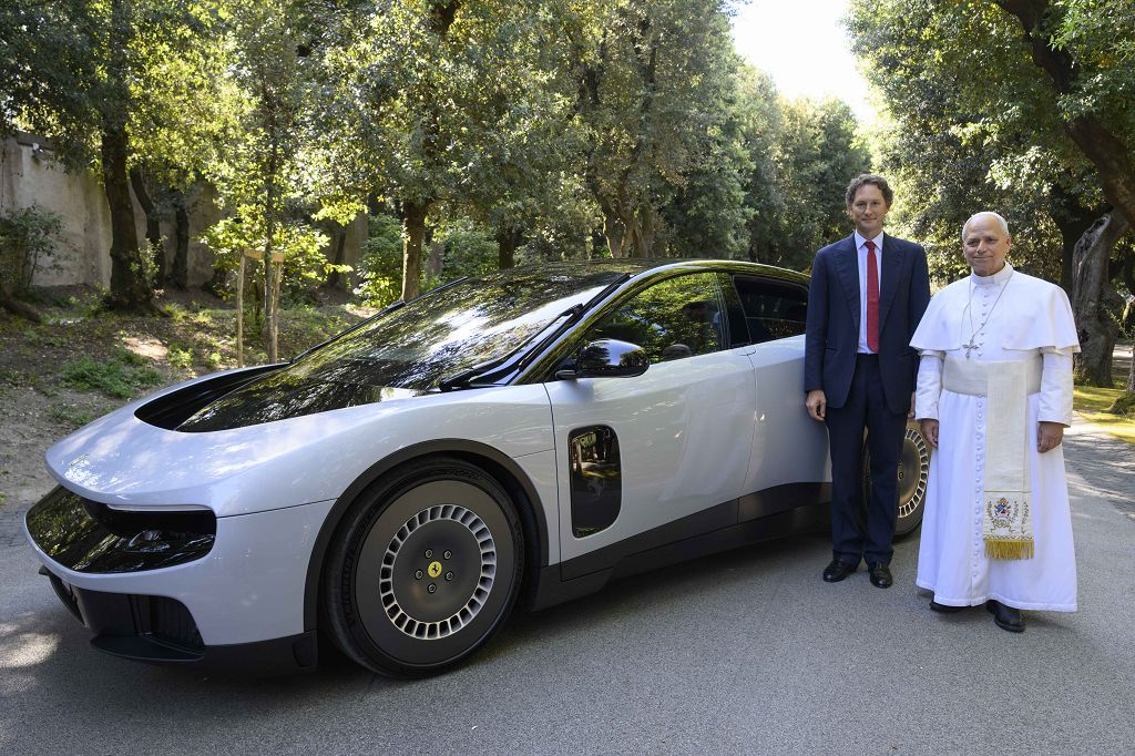 „Ferrari Luce“ pristatytas popiežiui Leonui XIV