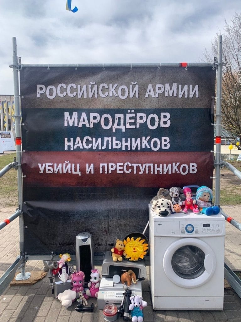 В Риге проходит акция против мародерства российской армии — NewsRoomIn