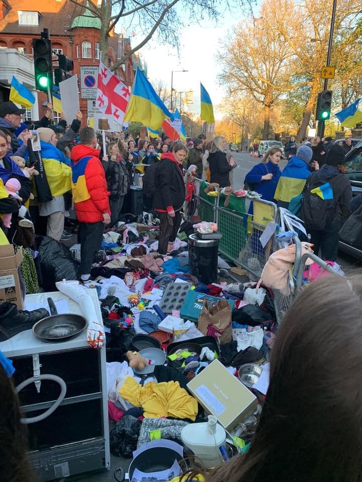 В Риге проходит акция против мародерства российской армии — NewsRoomIn