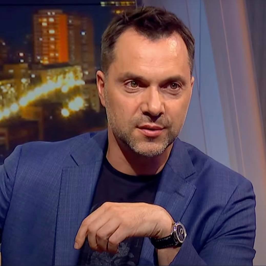 Арестович призывал журналистов критиковать власть, а не изображать критику