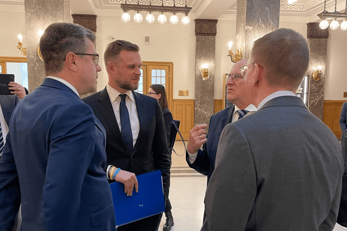 Ландсбергис сравнил российские посольства с институтом пропаганды