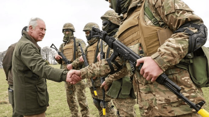 Король Чарльз III приехал поддержать украинских военных