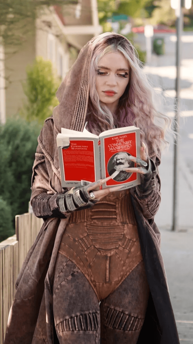 Певица Граймс сменила имя дочери с Exa Dark Sideræl на Y или Why