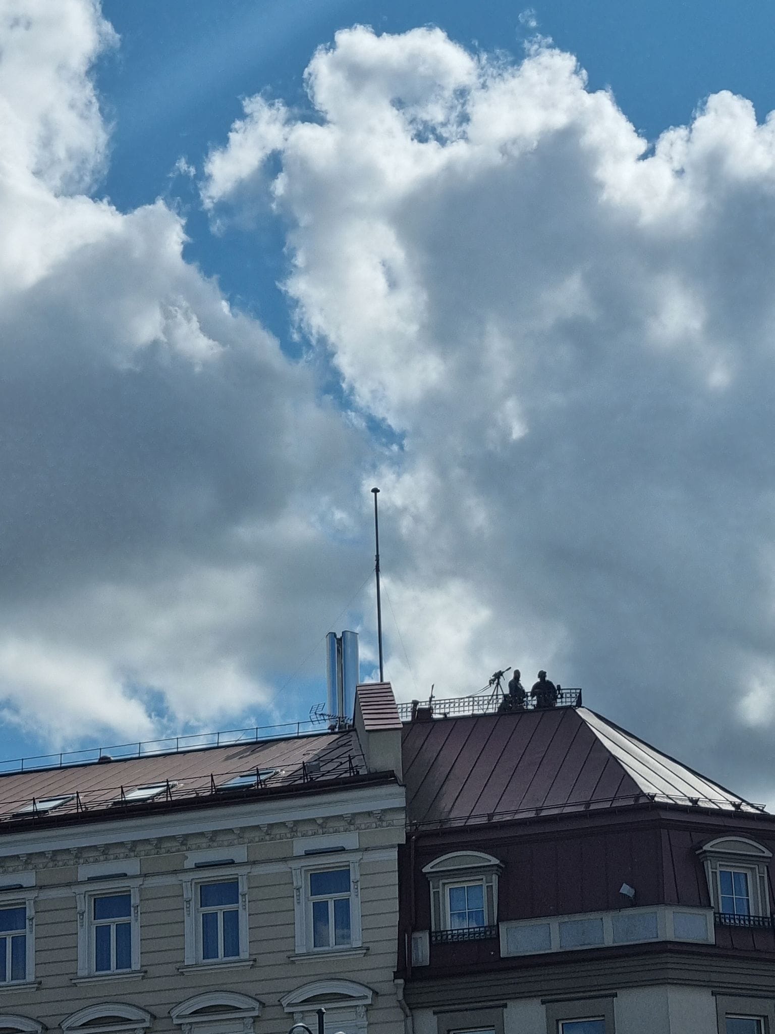 Снайперы на крыше домов в Вильнюсе (ВИДЕО, ФОТО)