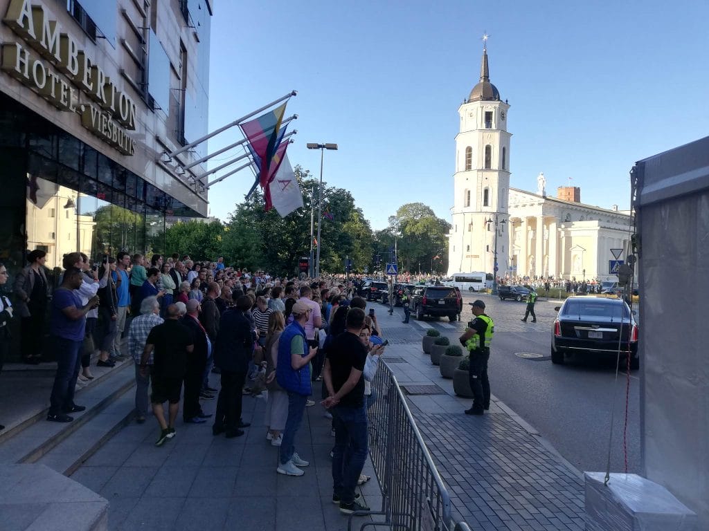 Иностранные журналисты в Вильнюсе говорят об исключительном дружелюбии литовских спецслужб и охраны саммита НАТО (ФОТО) — NewsRoomIn