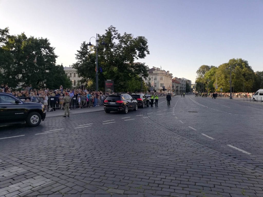 Иностранные журналисты в Вильнюсе говорят об исключительном дружелюбии литовских спецслужб и охраны саммита НАТО (ФОТО) — NewsRoomIn