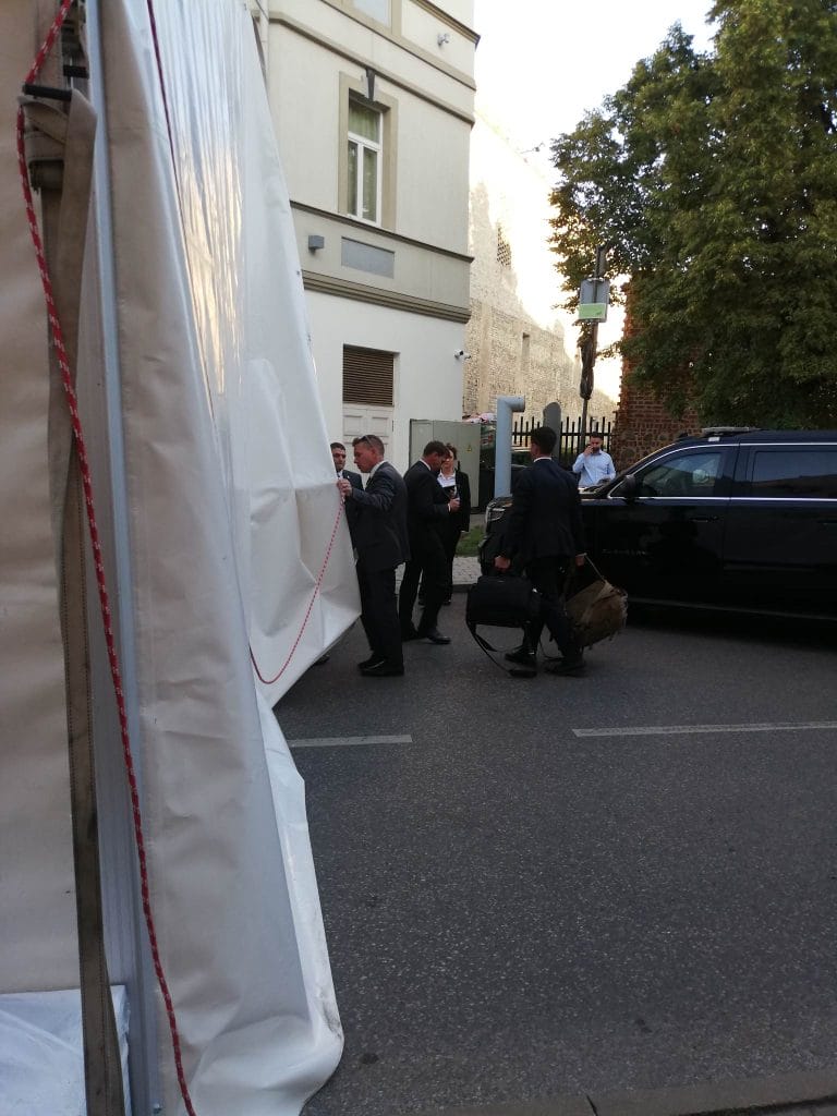 Иностранные журналисты в Вильнюсе говорят об исключительном дружелюбии литовских спецслужб и охраны саммита НАТО (ФОТО) — NewsRoomIn