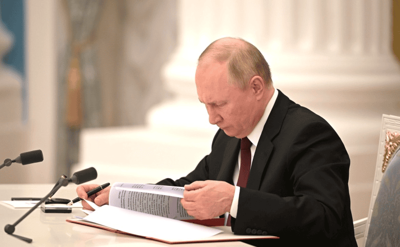Владимир Путин впал в паранойю и начал тщательно дистанцироваться от своего ближайшего окружения — NewsRoomIn