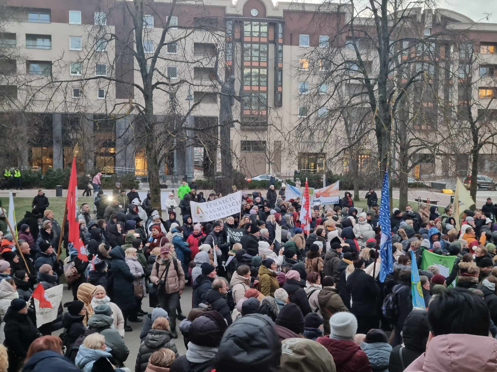 Учителя Литвы возобновили забастовку