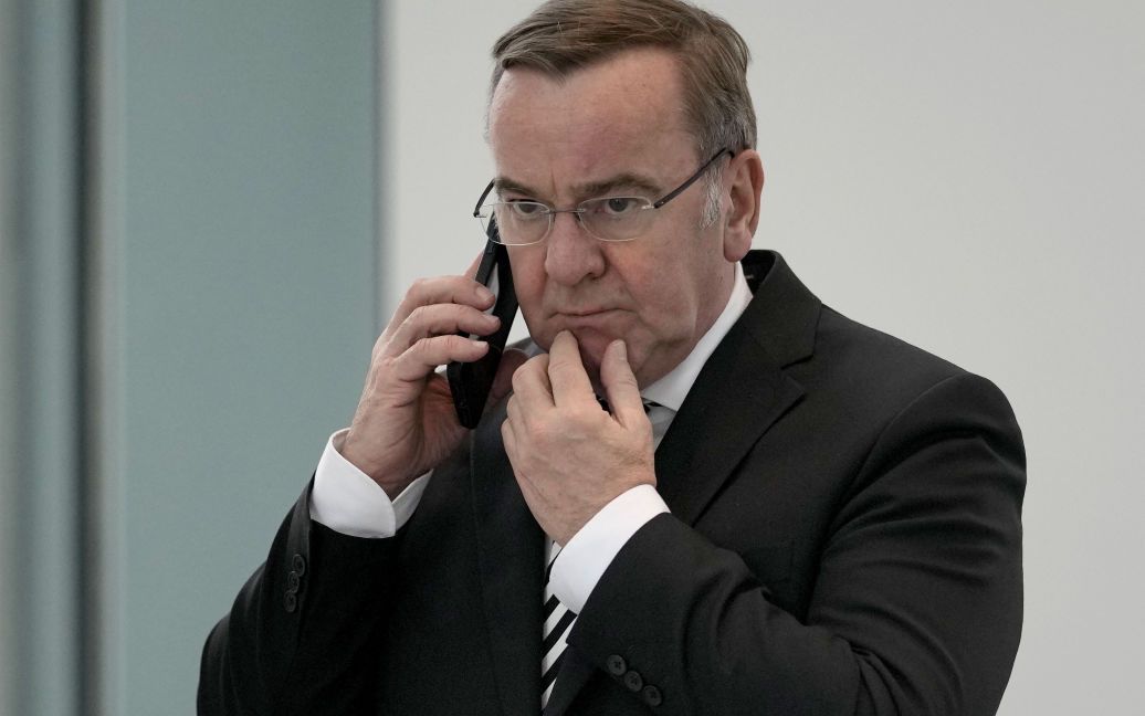 Министр обороны Германии назвал причину скандальной утечки разговора офицеров