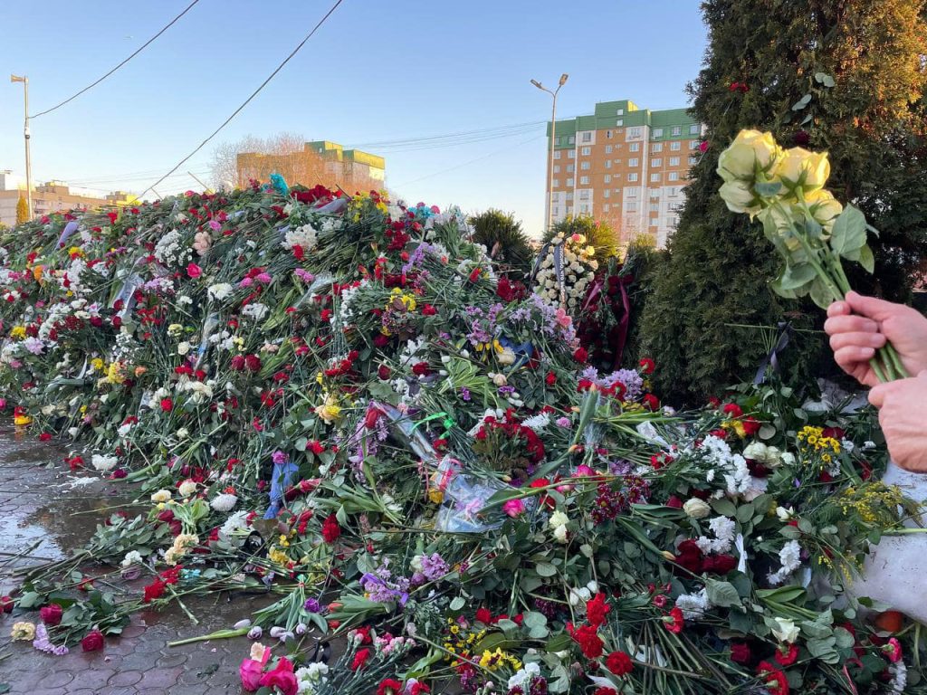 К могиле Алексея Навального продолжают приходить тысячи людей — NewsRoomIn