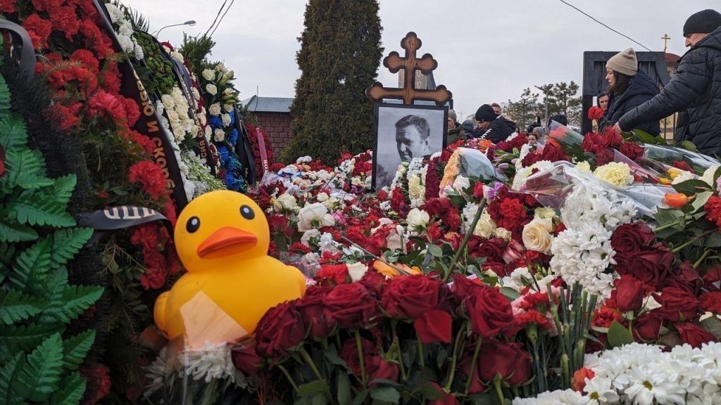 К могиле Алексея Навального продолжают приходить тысячи людей — NewsRoomIn