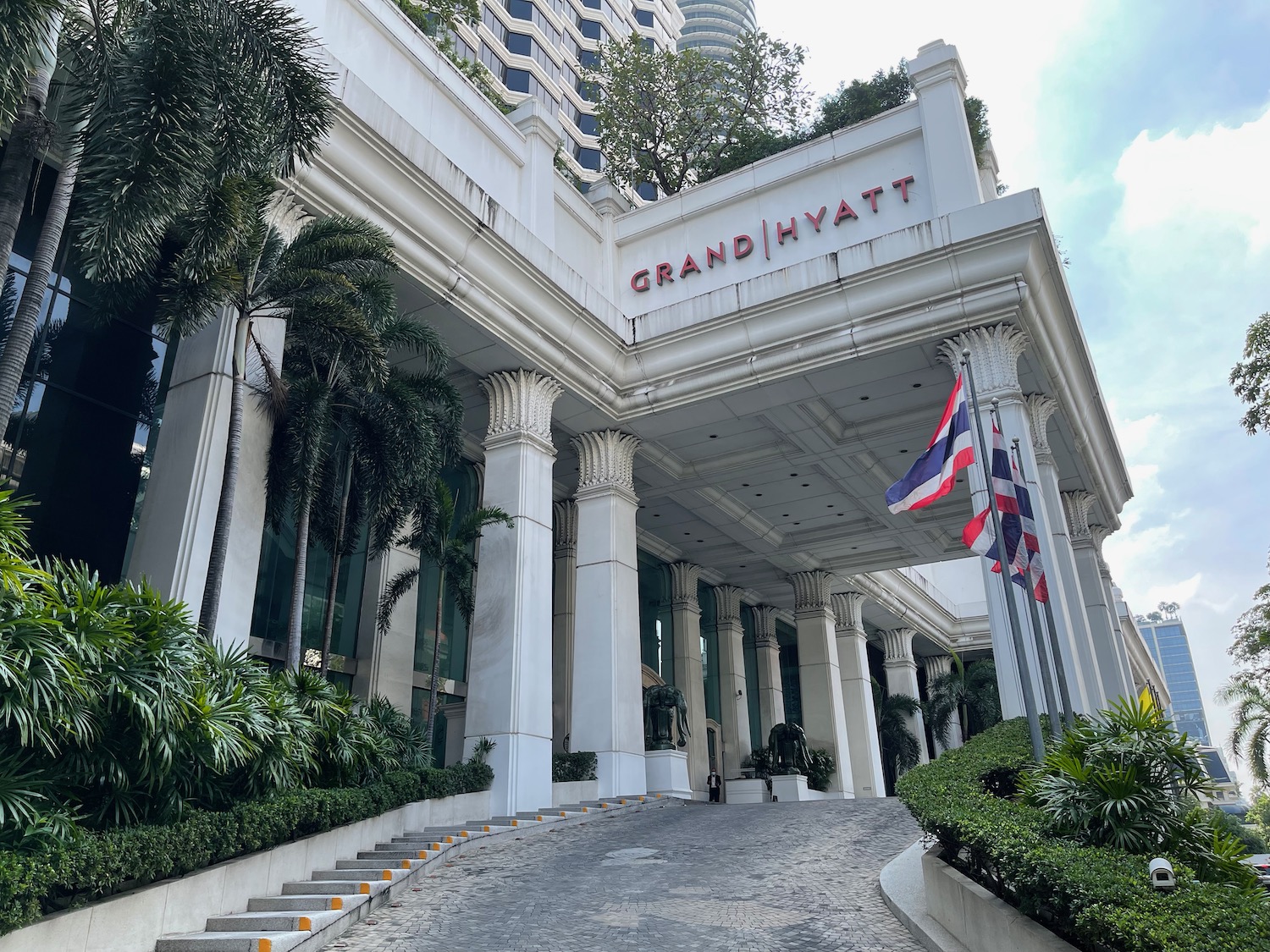 Загадочная смерть туристов в отеле Hyatt Erawan: яд, ограбление или несчастный случай?
