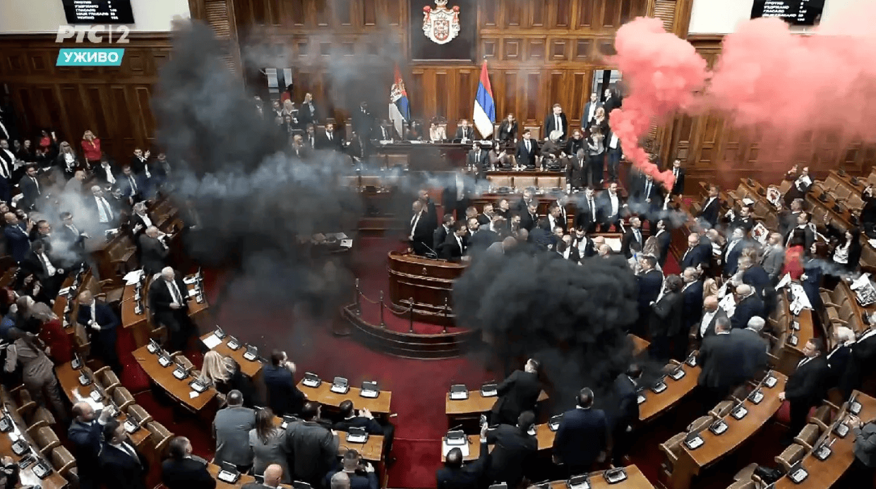 В парламенте Сербии произошли массовые беспорядки, есть раненные