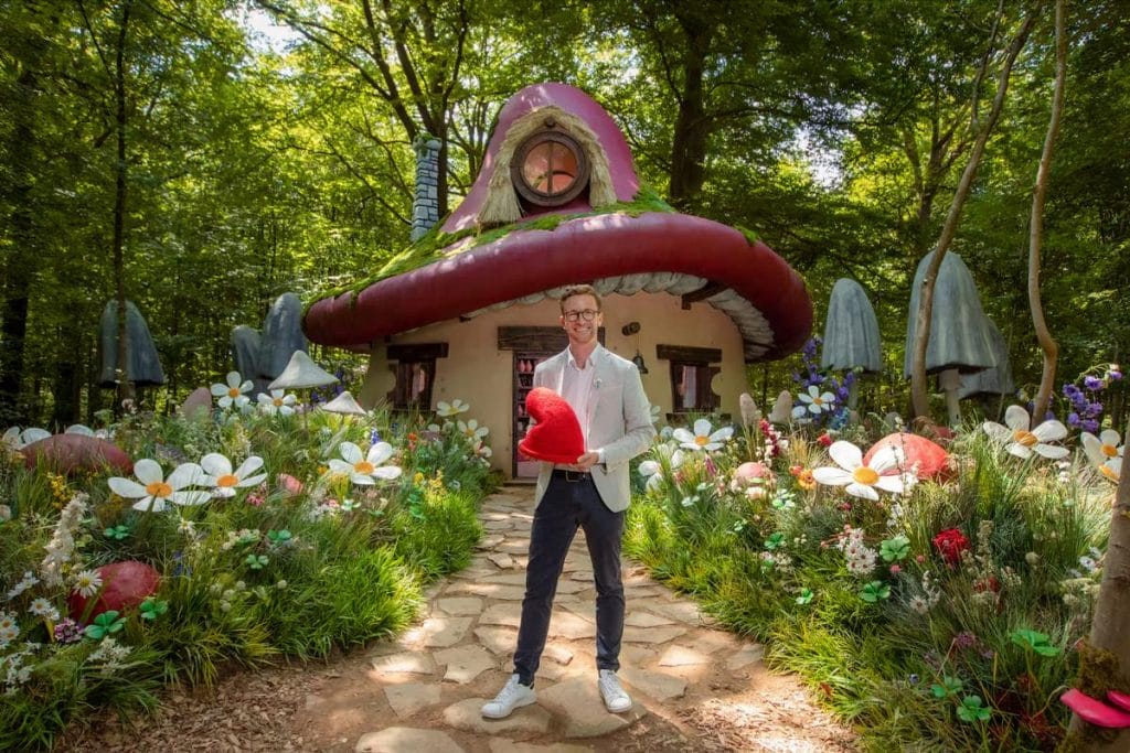 Деревня смурфов: волшебное однодневное приключение от Airbnb — NewsRoomIn