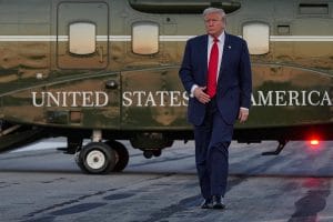 Дональд Трамп возле самолета