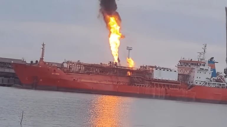 Пожар на танкере с газом в Измаиле: Россия атаковала порт, Румыния эвакуирует жителей — NewsRoomIn