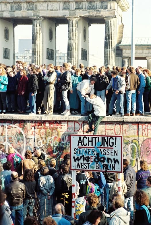 Historic image of the Berlin Wall dividing the city