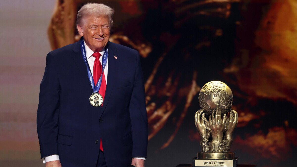 Премия мира ФИФА вручена Дональду Трампу