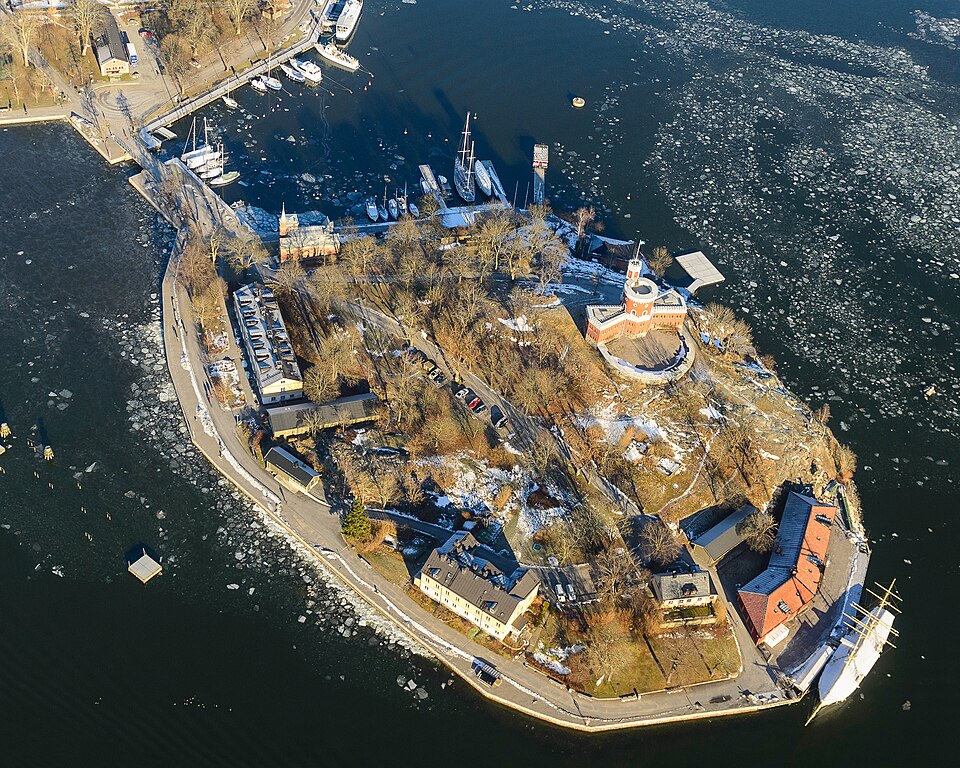 В центре Стокгольма из-за обмеления Балтийского моря нашли корабль XVII века
