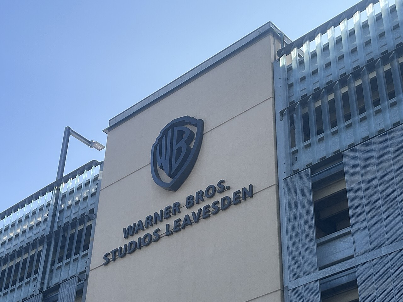 Слияние WBD и Paramount Skydance за 110 млрд долларов приостановлено — NewsRoomIn